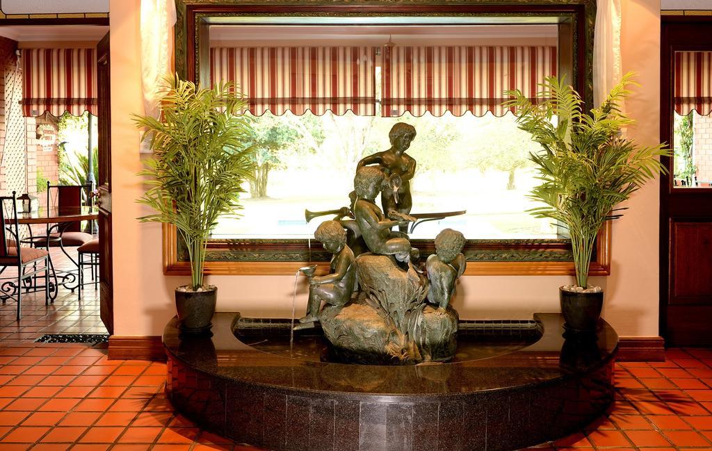 The Woodpecker Inn Pretoria Bagian luar foto