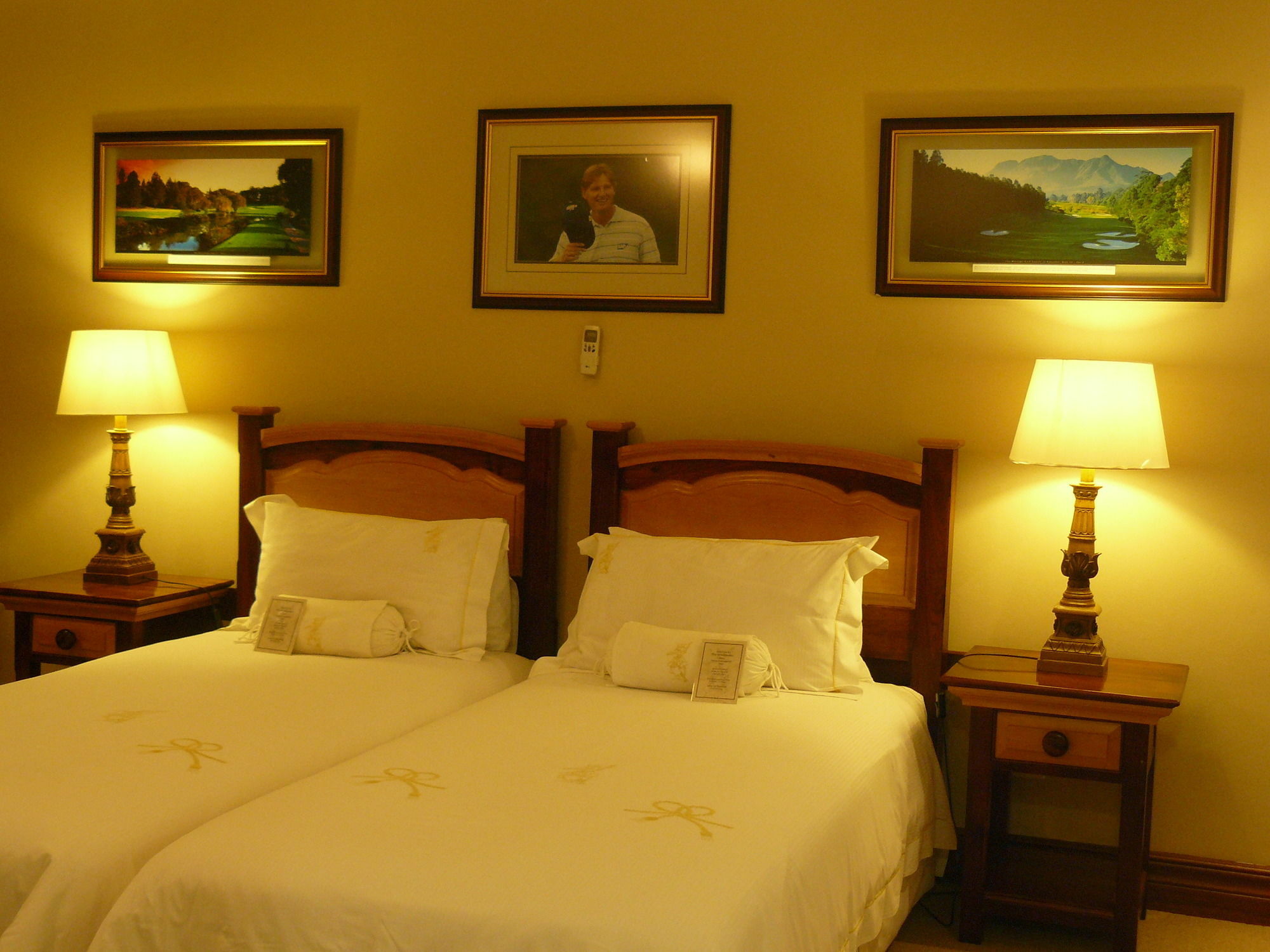 The Woodpecker Inn Pretoria Bagian luar foto